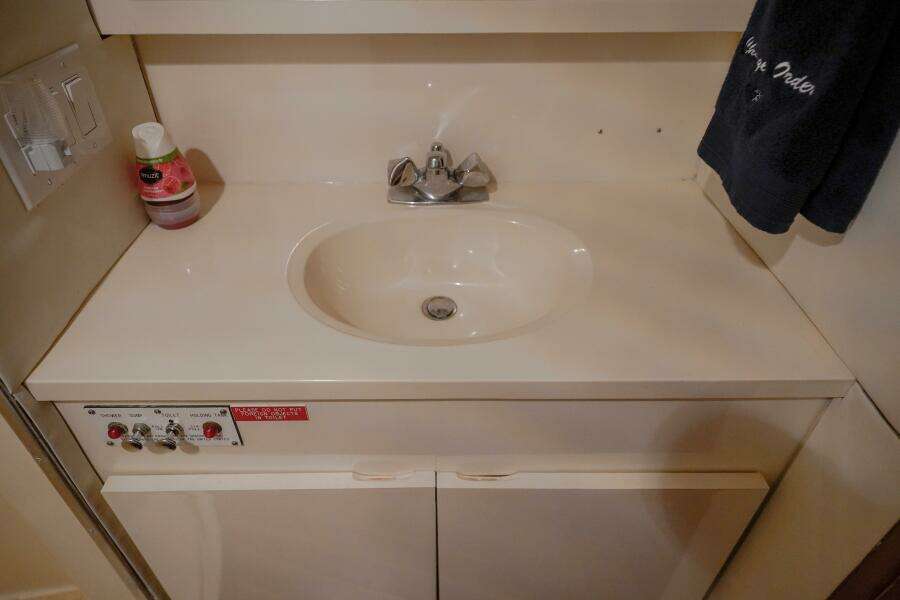 1994 Hatteras 46 Convertible- CHANGE ORDER- Master Head