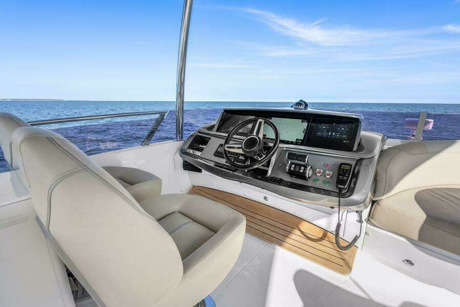 Princess F62 Stumped- Flybridge Helm
