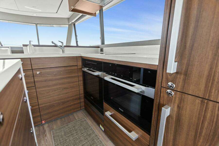 2025 Maritimo M600 - Galley 2025 Maritimo M600 - Galley