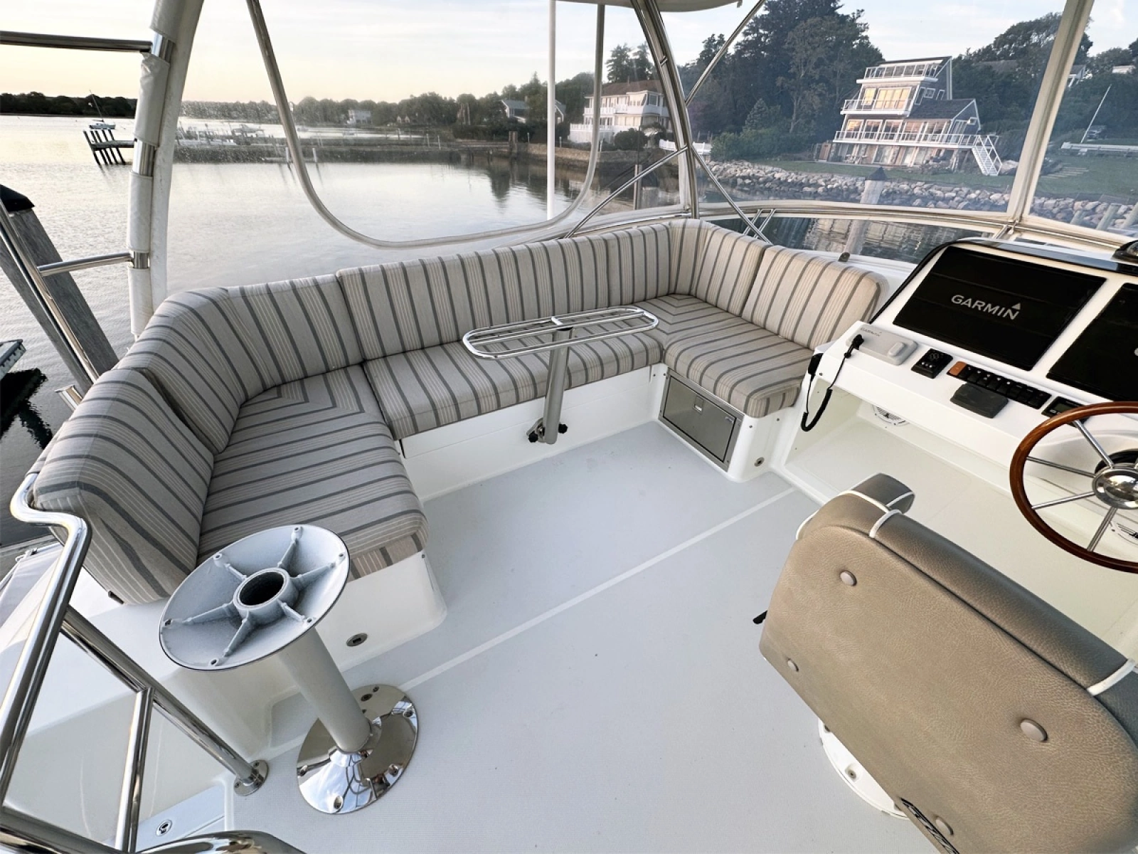 FlybridgSettee