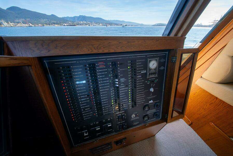 Bottom Line 73ft West Bay Yacht For Sale