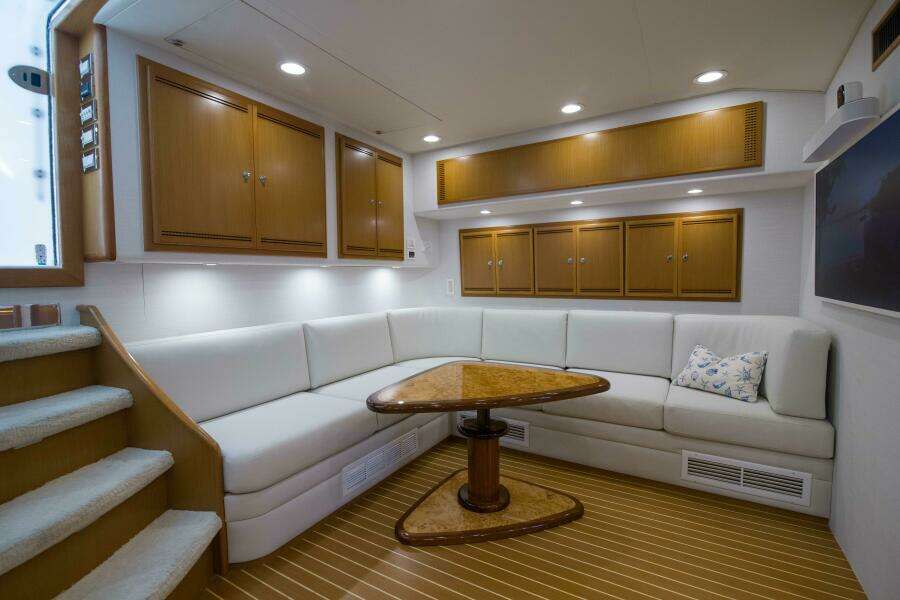 Salon with Seating & Table