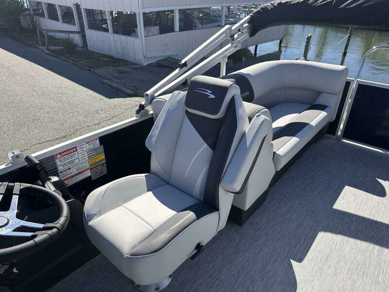 22ft Bennington Yacht For Sale