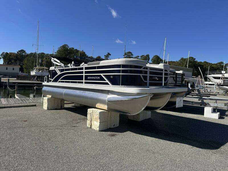 22ft Bennington Yacht For Sale