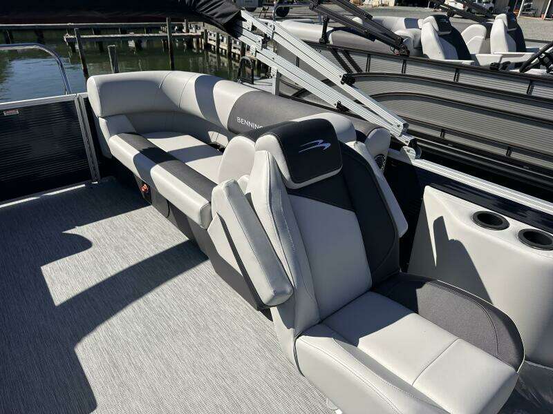 22ft Bennington Yacht For Sale