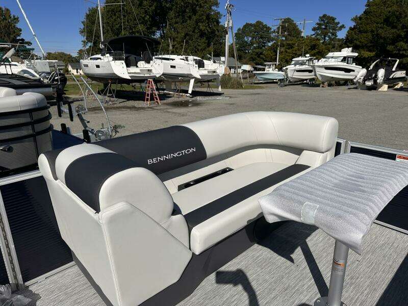 22ft Bennington Yacht For Sale