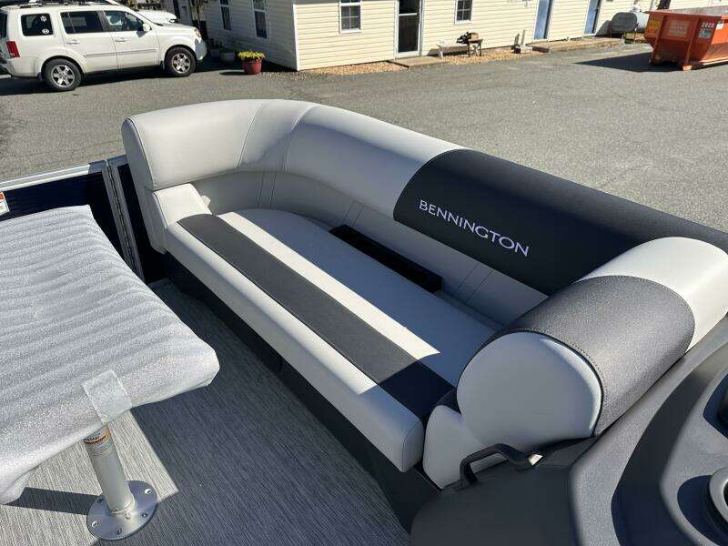 22ft Bennington Yacht For Sale