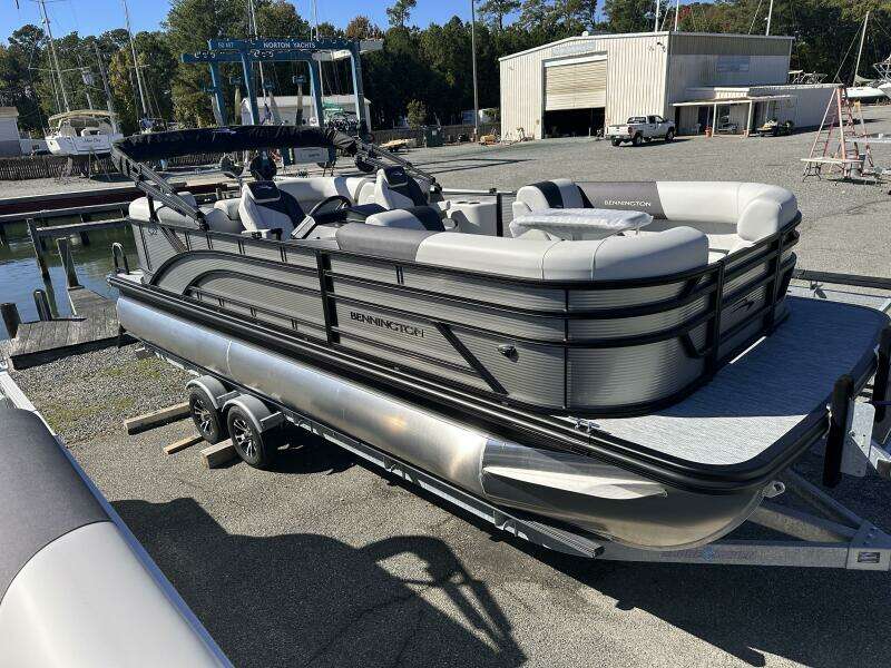 22ft Bennington Yacht For Sale