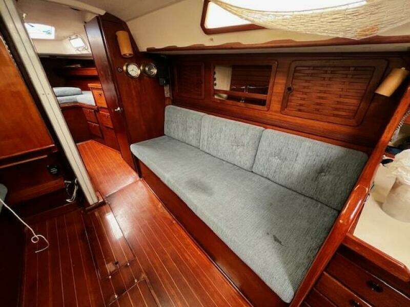 Salon starboard 