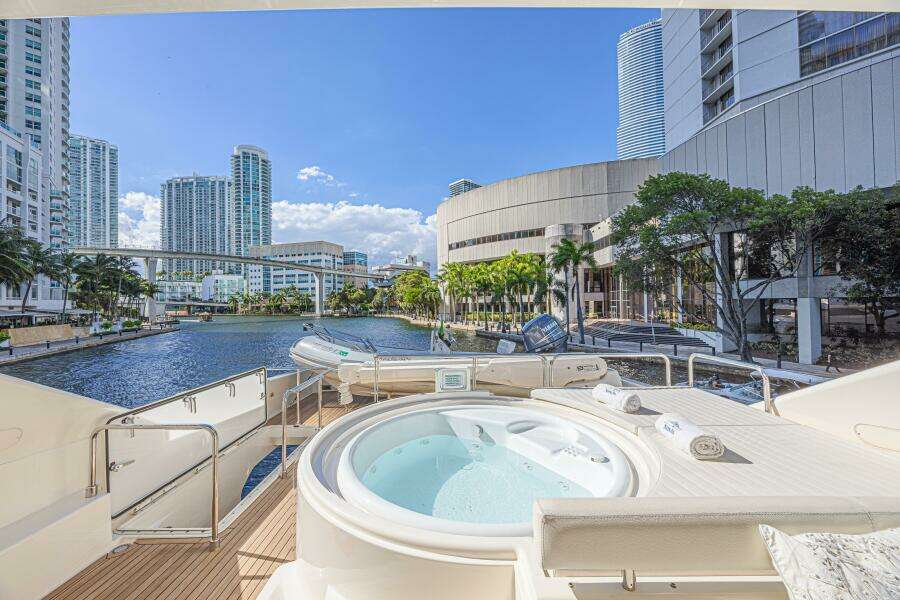 Noral 83ft Ferretti Yachts Yacht For Sale