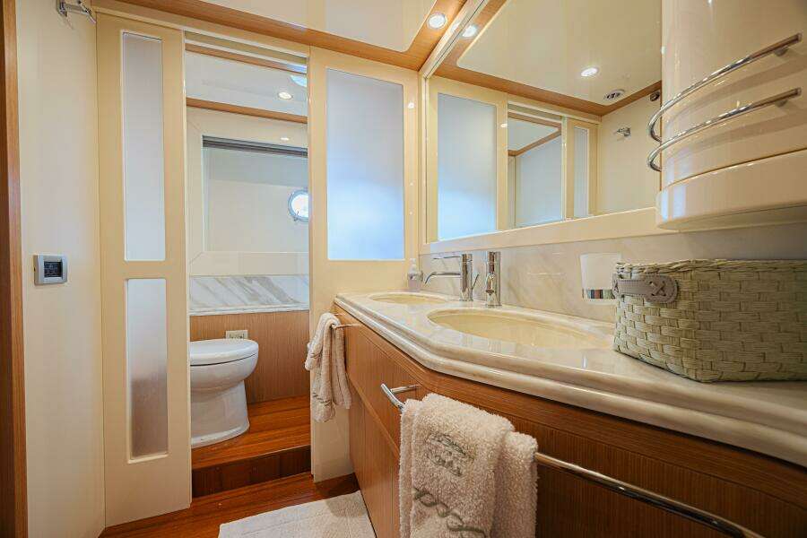 Noral 83ft Ferretti Yachts Yacht For Sale