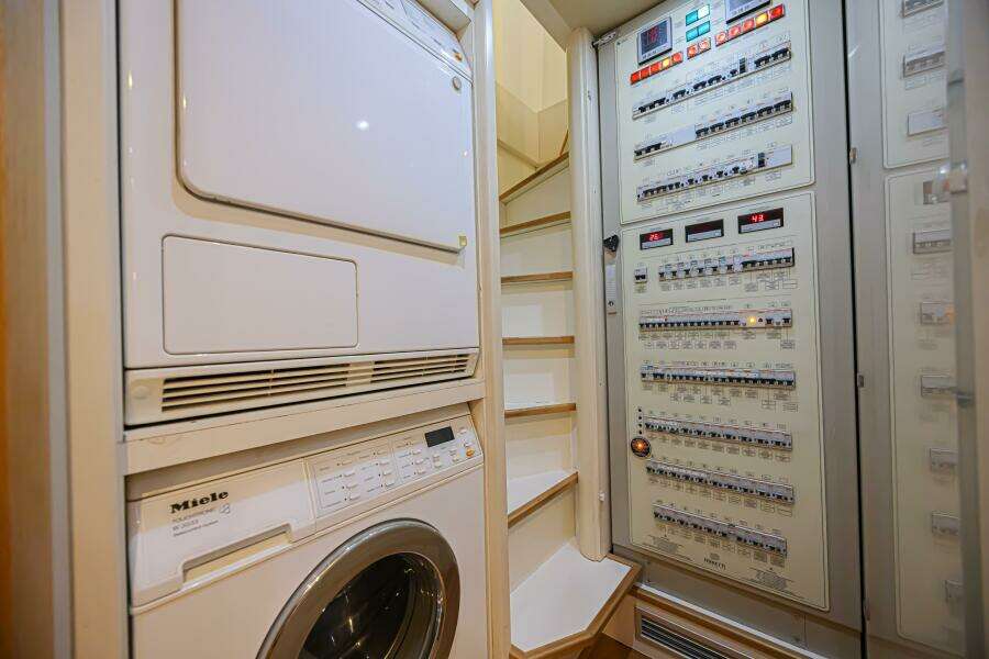 Noral 83ft Ferretti Yachts Yacht For Sale