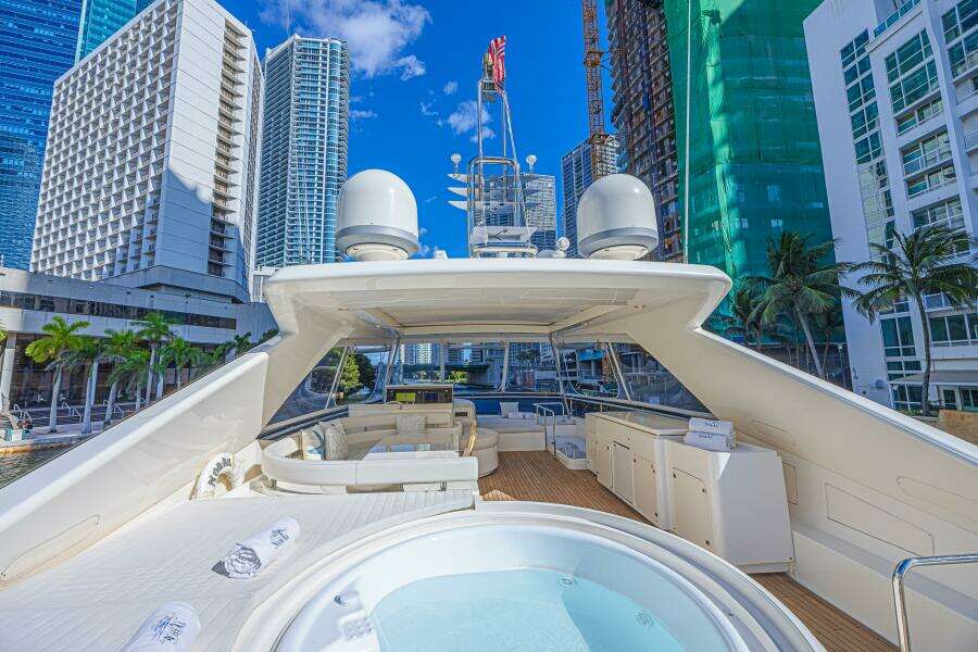 Noral 83ft Ferretti Yachts Yacht For Sale