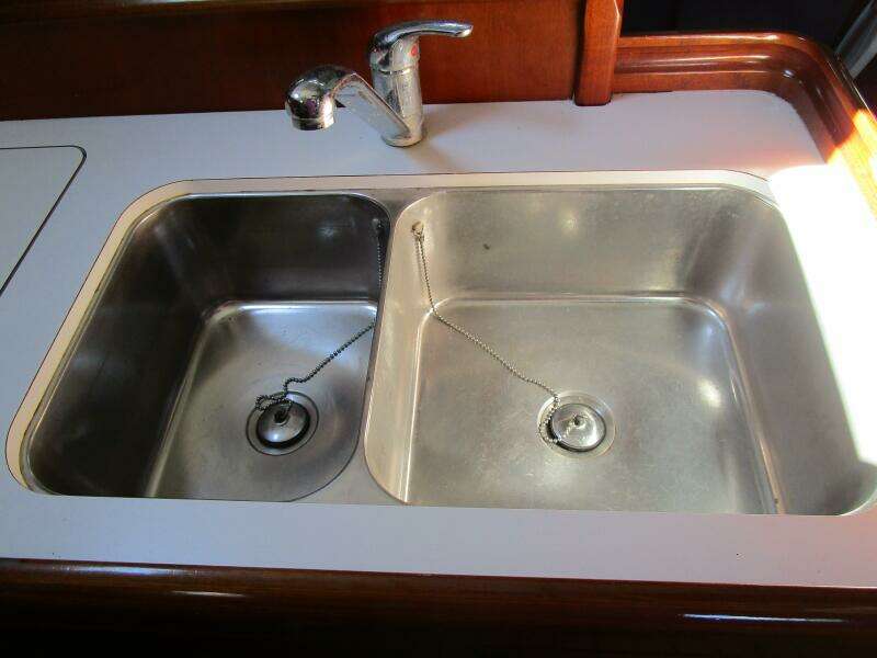 Querida 33ft Beneteau Yacht For Sale