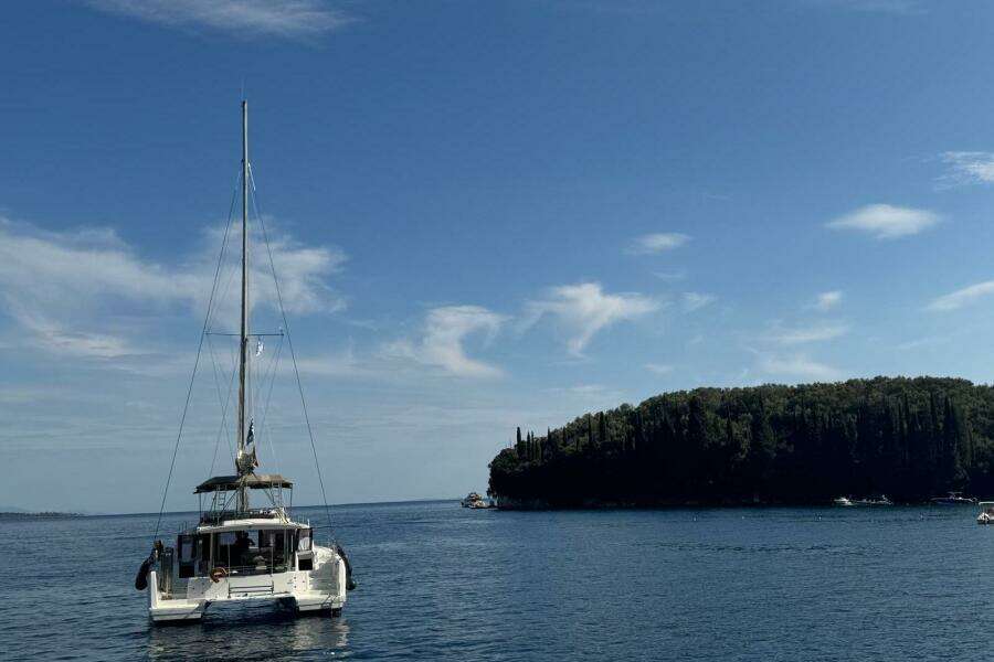 2017-lagoon-42-sail-9981850-20251016054102497-3.jpg