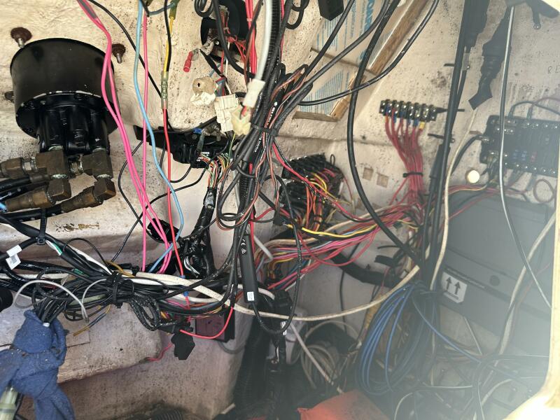 37' 1994 Intrepid 376 Walkaround