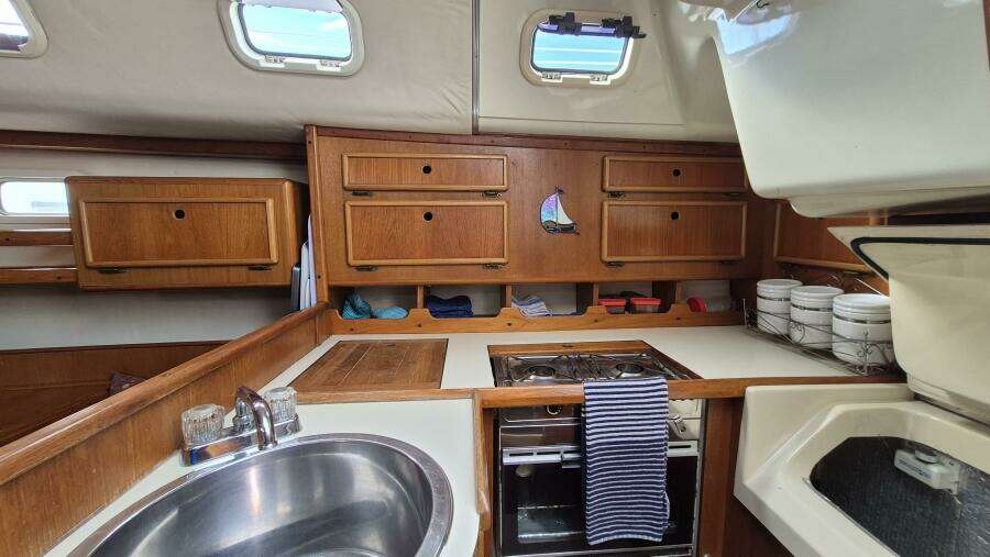 Larose des Vents V 33ft Hunter Yacht For Sale
