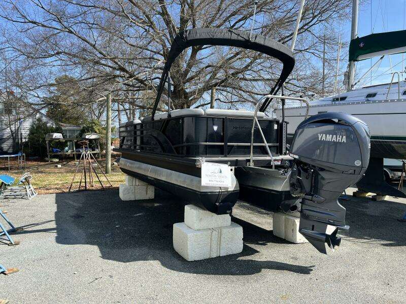 22ft Bennington Yacht For Sale