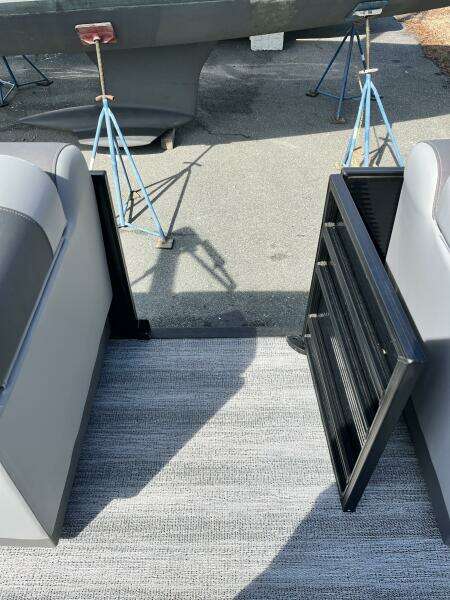 22ft Bennington Yacht For Sale