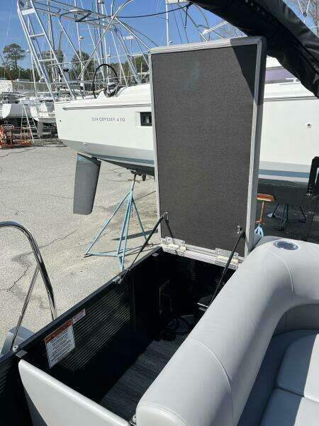 22ft Bennington Yacht For Sale