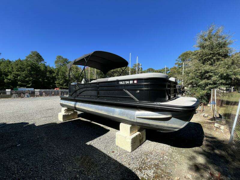 22ft Bennington Yacht For Sale