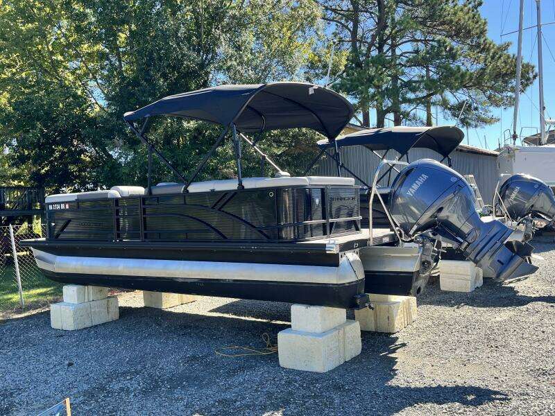 22ft Bennington Yacht For Sale