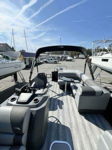 22ft Bennington Yacht For Sale