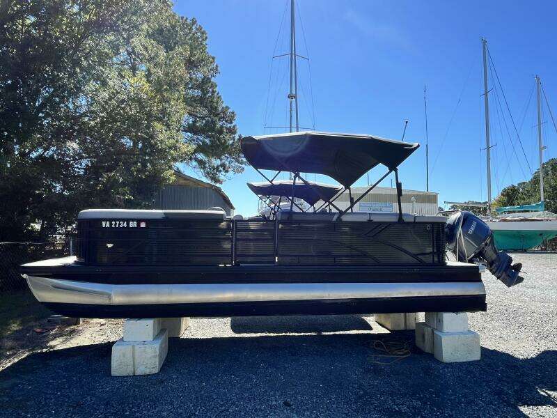 22ft Bennington Yacht For Sale