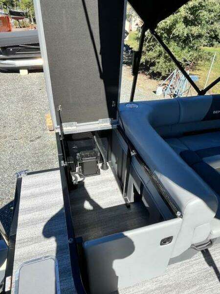 22ft Bennington Yacht For Sale