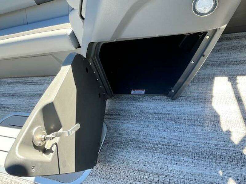 22ft Bennington Yacht For Sale