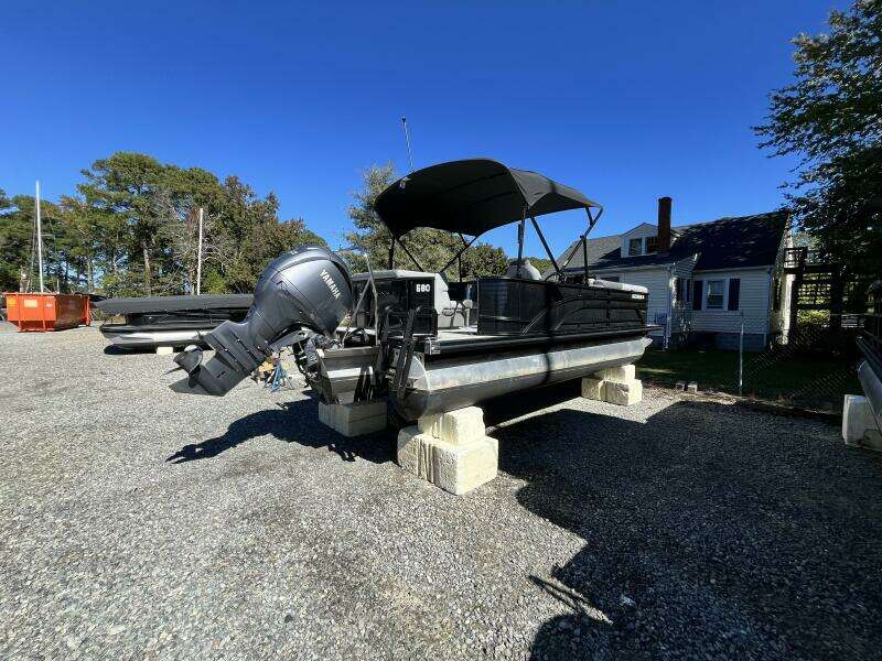 22ft Bennington Yacht For Sale