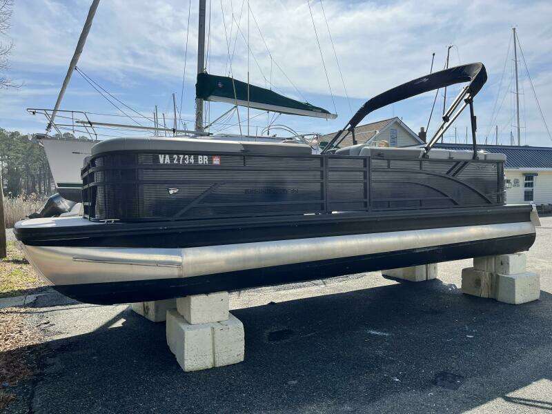 22ft Bennington Yacht For Sale