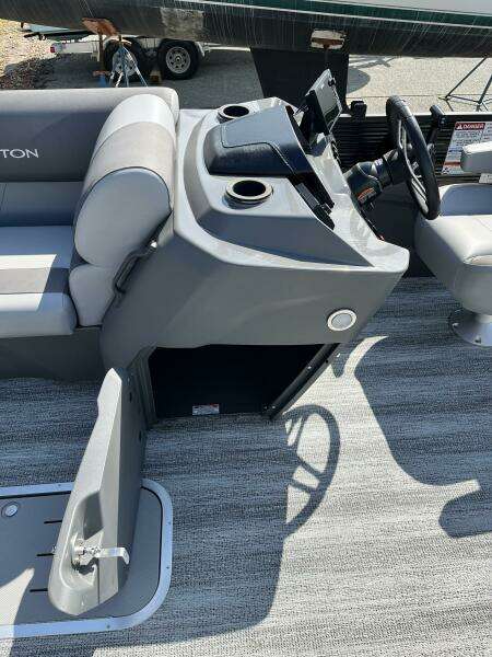 22ft Bennington Yacht For Sale