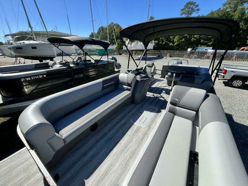 22ft Bennington Yacht For Sale