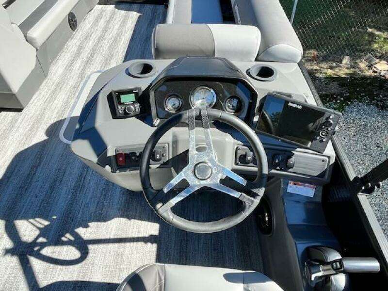 22ft Bennington Yacht For Sale