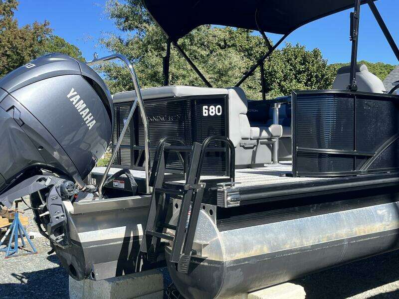 22ft Bennington Yacht For Sale