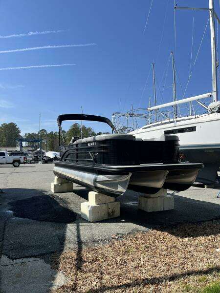 22ft Bennington Yacht For Sale