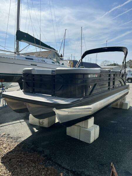 22ft Bennington Yacht For Sale