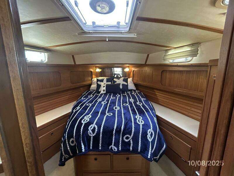 34' Sabreline stateroom