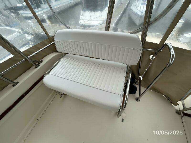 34' Sabreline flybridge aft seating