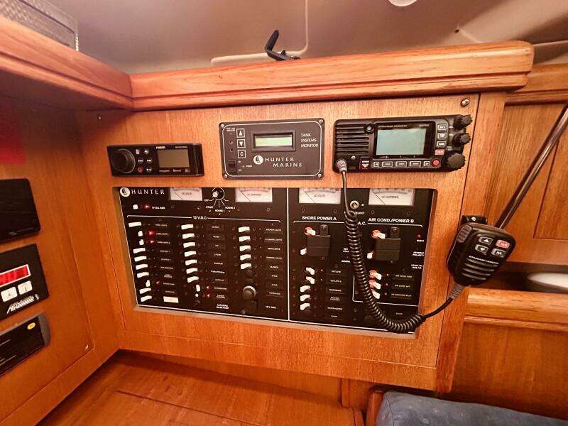 Happy Ours 38ft Hunter Yacht For Sale