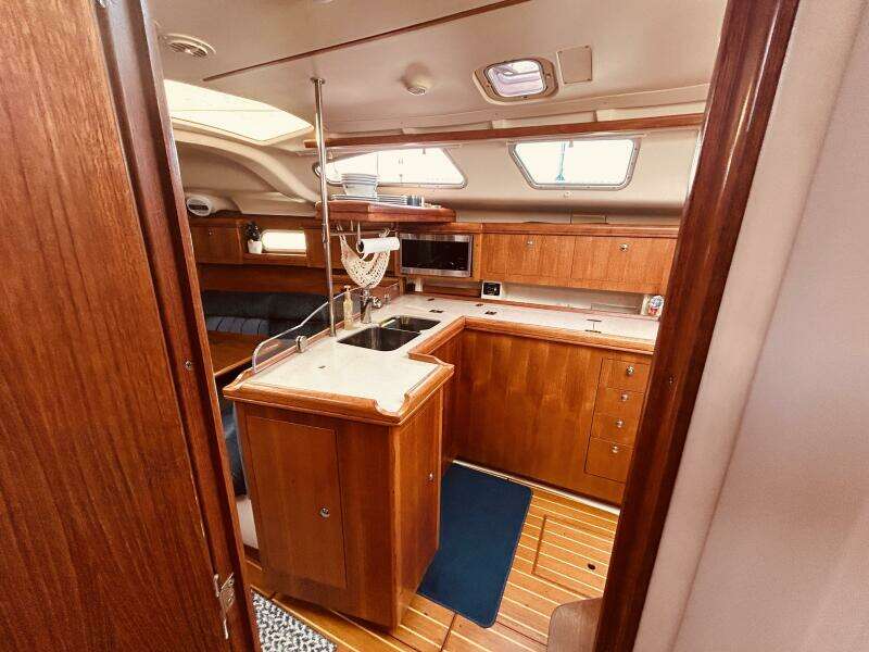 Happy Ours 38ft Hunter Yacht For Sale
