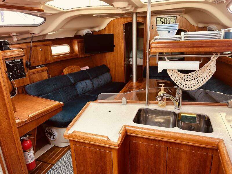 Happy Ours 38ft Hunter Yacht For Sale
