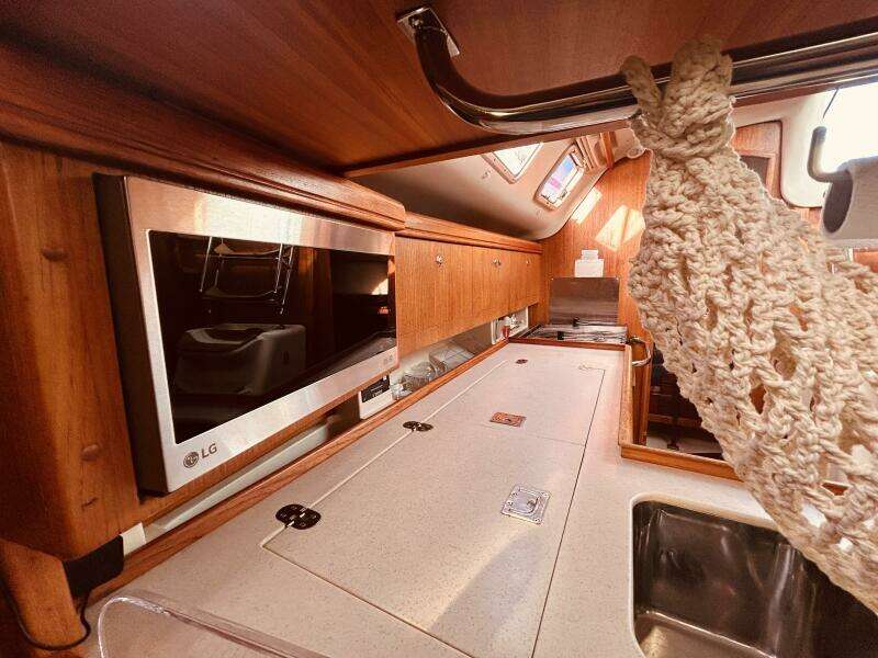 Happy Ours 38ft Hunter Yacht For Sale