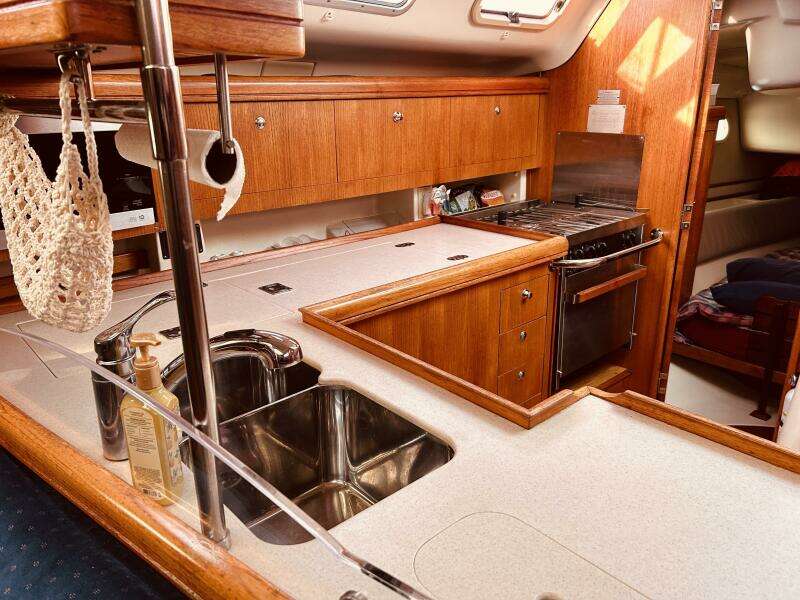 Happy Ours 38ft Hunter Yacht For Sale