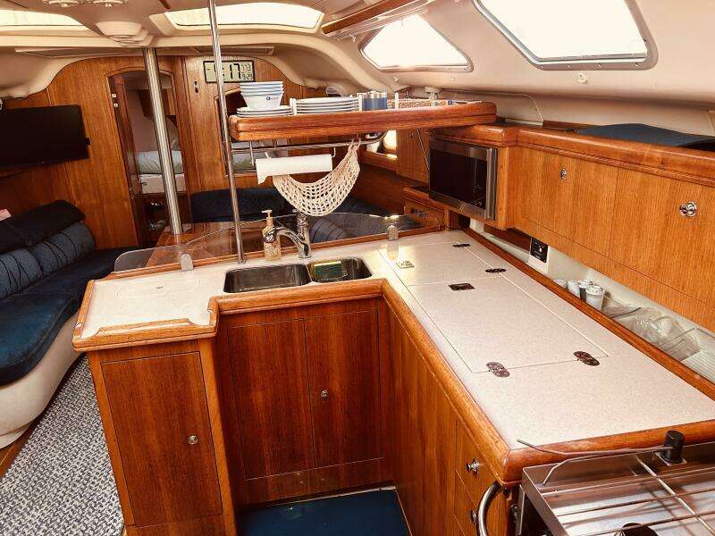 Happy Ours 38ft Hunter Yacht For Sale