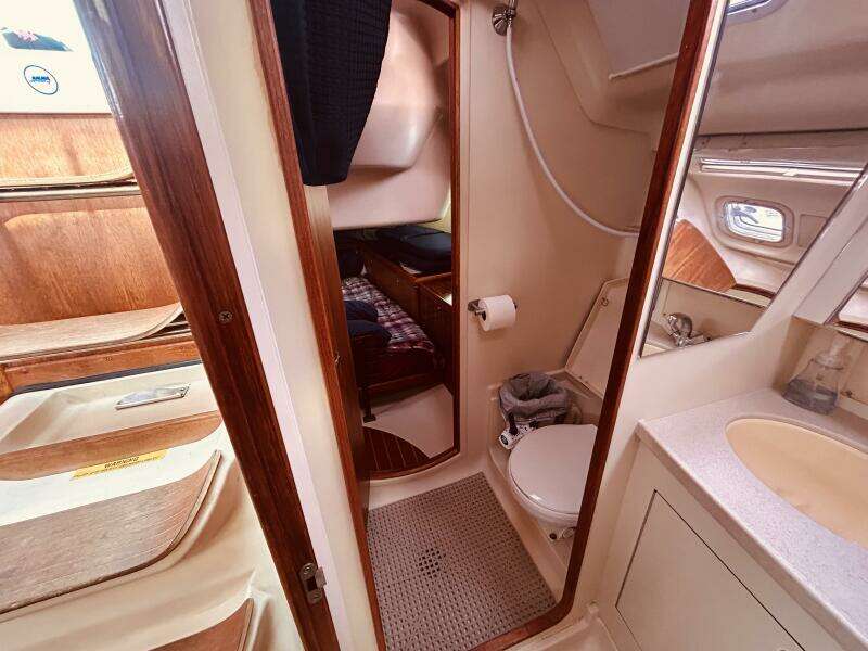 Happy Ours 38ft Hunter Yacht For Sale