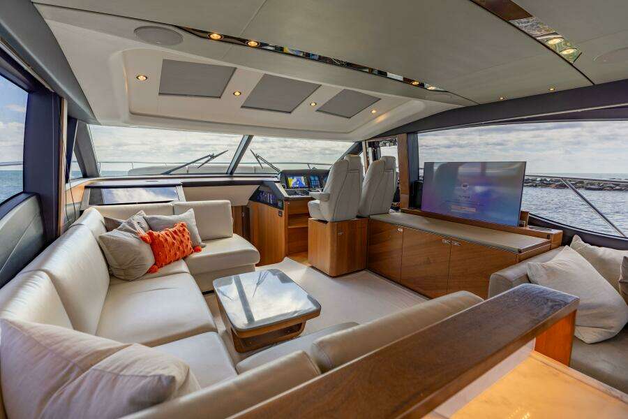 2019 Princess S65-CREWSZING- Salon