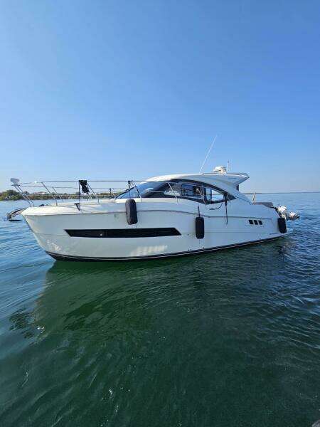 37ft Carver Yacht For Sale