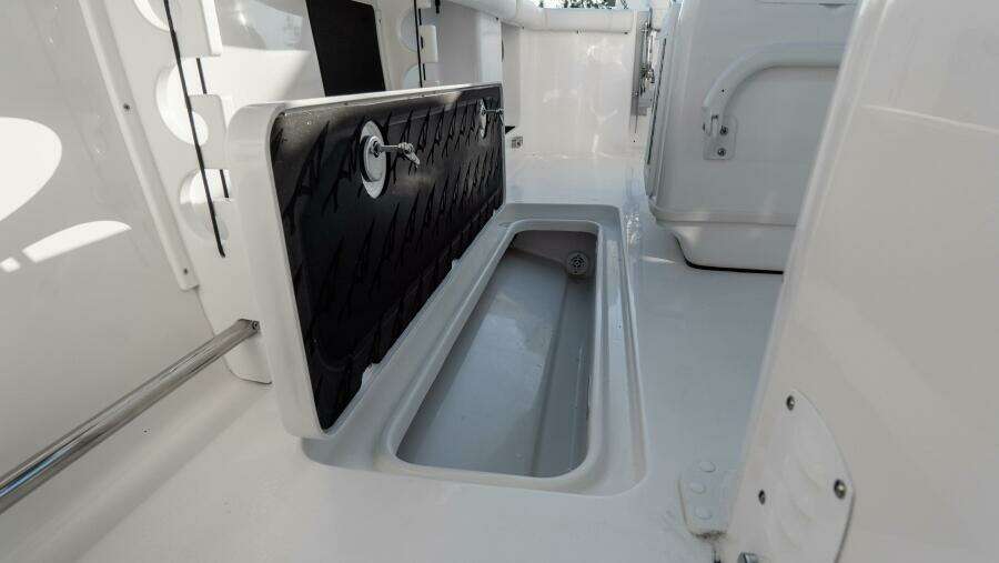 272 CC Adventure 27ft Tidewater Yacht For Sale